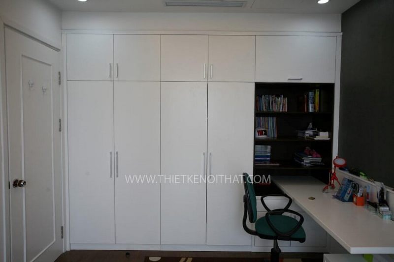 Thiết kế tủ quần áo kết hợp tủ sách cho phép không gian liền khối hơn