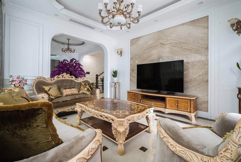Bức tường sau tivi được ốp đá granite màu vàng màu sắc ăn nhập hoàn toàn với tông vàng chủ đạo của phòng khách