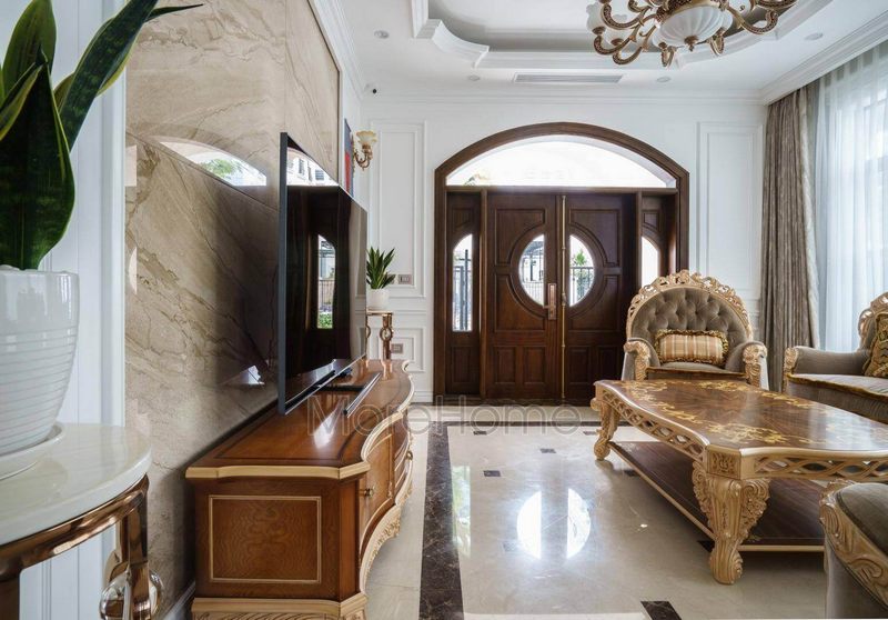 Biệt thự Hải Phòng được bố trí bộ ghế sofa nệm thường thức nhưng với thiết kế khá tinh tế ở những điểm chạm, khắc